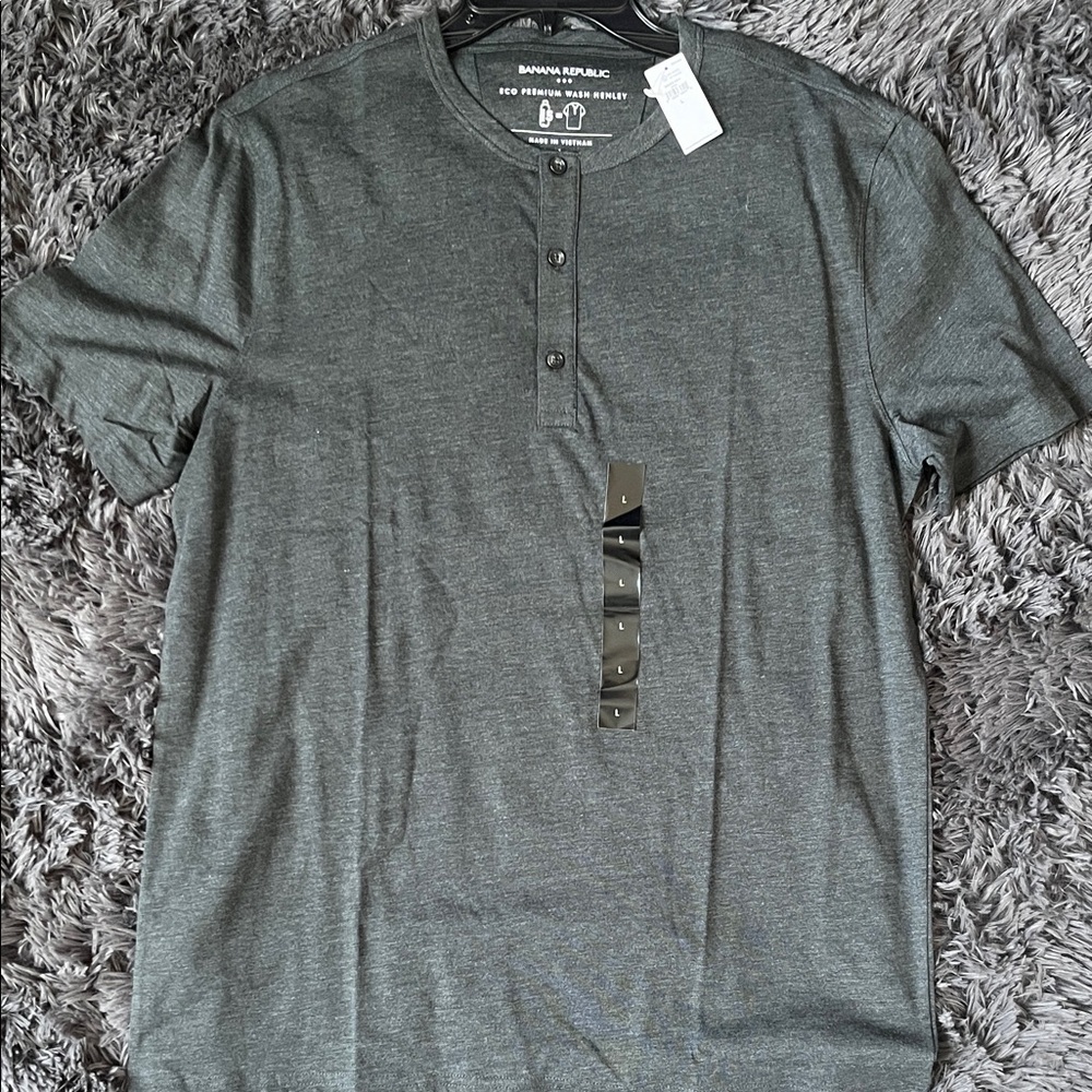 Banana Republic Men's Short-Sleeve Henley in Charcoal Gray